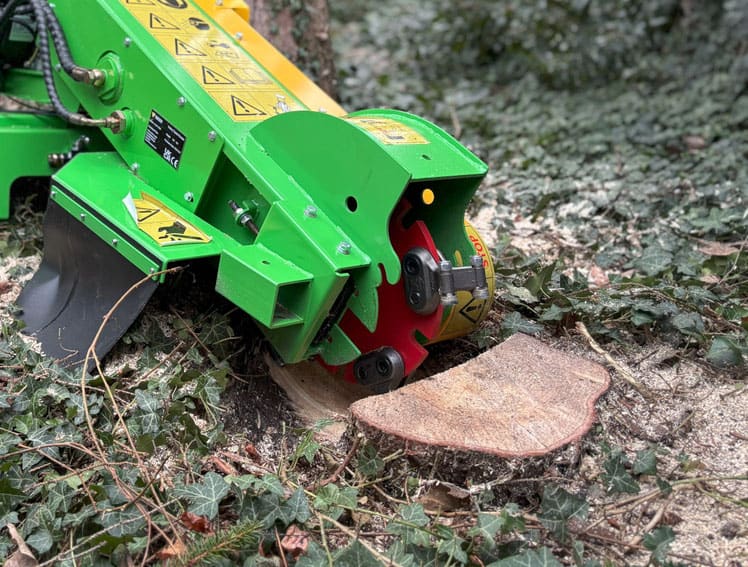 Stubbenfräse entfernt eine Baumwurzel